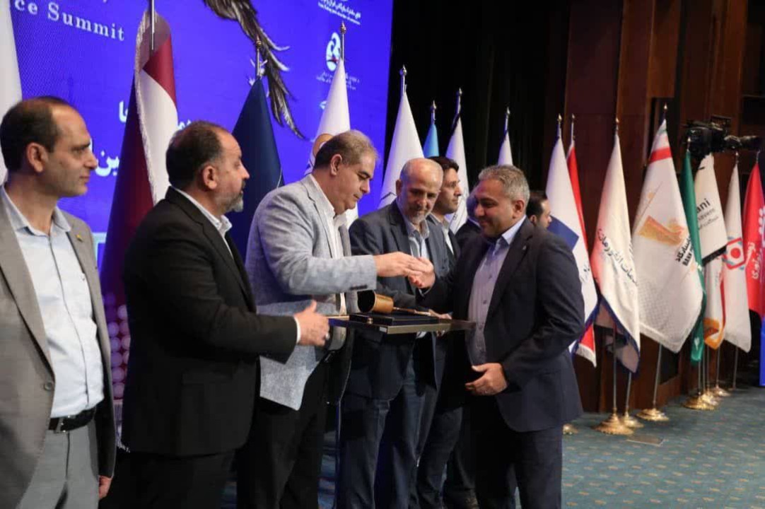 نشان عقاب طلایی مدیریت خلاق به مدیرعامل بانک سینا اعطا شد نشان عقاب طلایی مدیریت خلاق به مدیرعامل بانک سینا اعطا شد